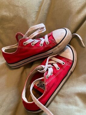 10T Converse Kids Red Low-Top Canvas Sneakers
